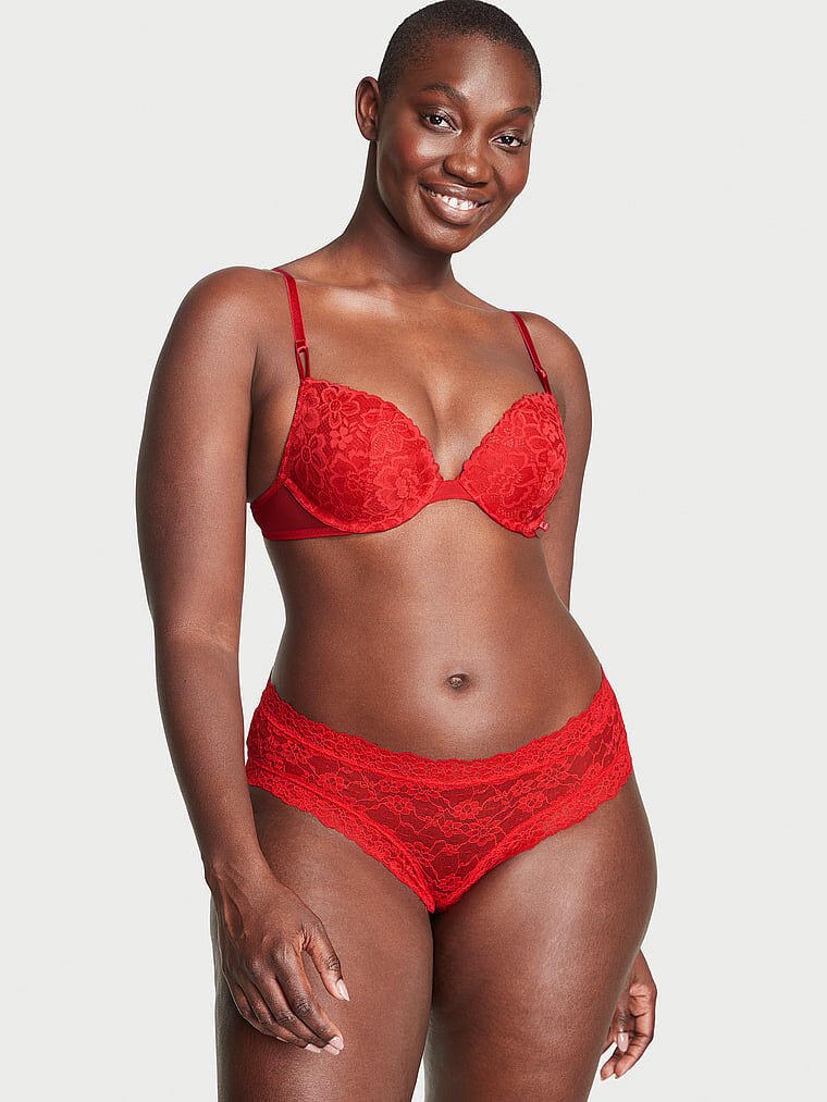 Femme en slip et soutien gorge sales