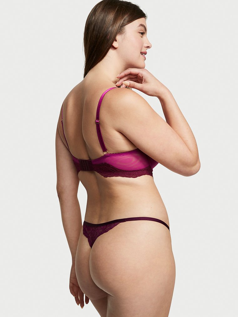 String Bordé De Dentelle, Description, large